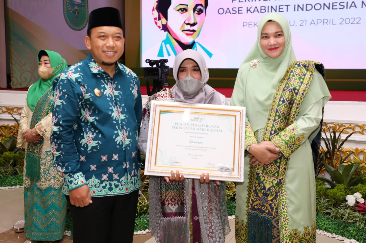 Ibu Negara, beri Penghargaan kepada Chairani sebagai Penggiat Sosial Budaya di Kab.Siak